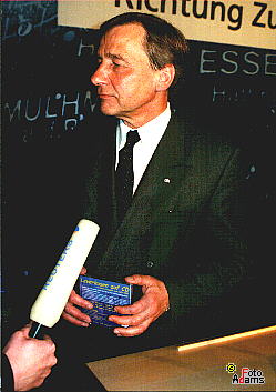 Wolfgang Clement mit der Leverkusen-CD