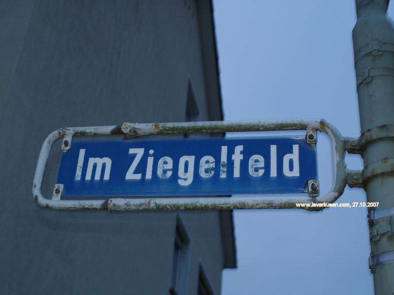 Foto der Im Ziegelfeld: Straßenschild Im Ziegelfeld