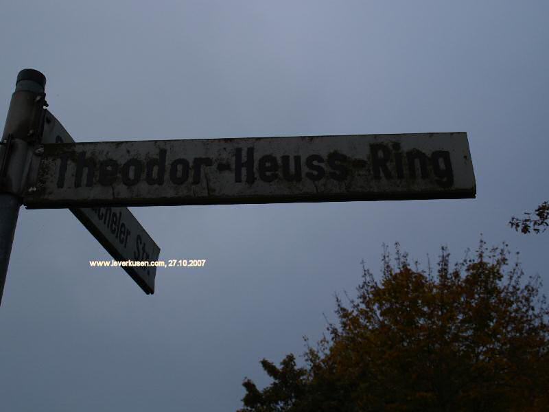 Theodor-Heuss-Ring, Straßenschild