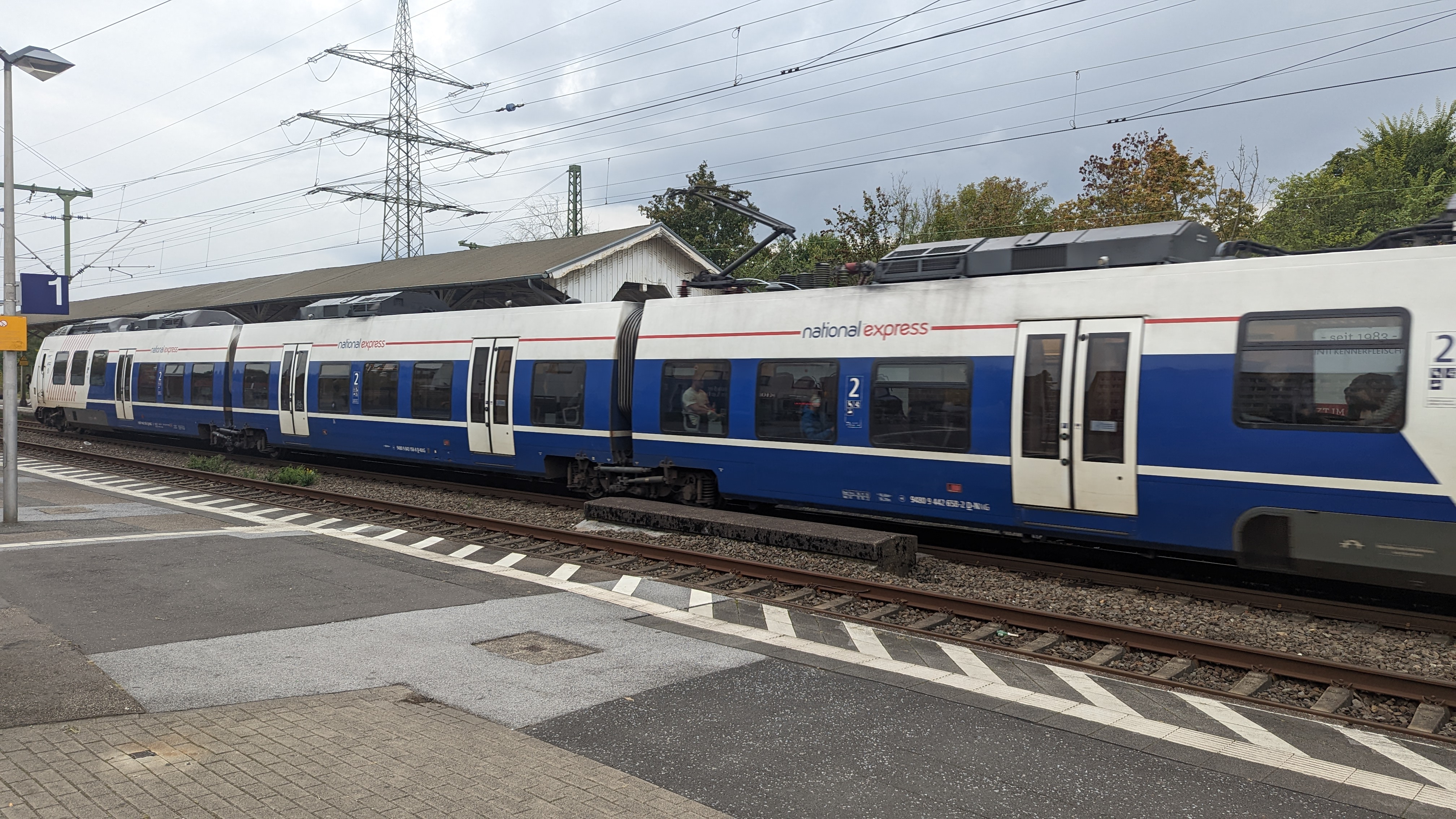Die RB48 am Gleis 2 des Bahnhofs Leverkusen-Manfort in Richtung Köln.